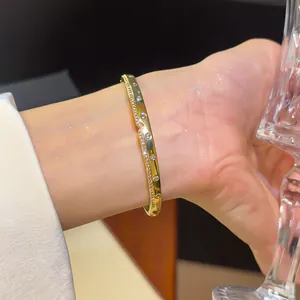 Gedetailleerd overzicht van luxe 18K vergulde armband met sprankelende zirkoonstenen