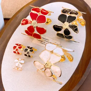 Set aus eleganten Emaille-Blumenringen und Armreifen mit hochwertigen Goldoberflächen