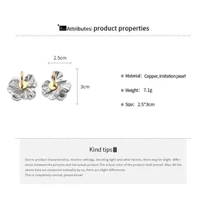 Détails du produit et dimensions des boucles d'oreilles pétales de fleurs plaquées or 14k