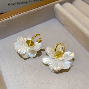 Boucles d'Oreilles Clous en Pétales de Fleurs Plaquées Or 14K Style Français pour Femmes Élégantes Boucles d'Oreilles Perles Artificielles Bijoux Mode