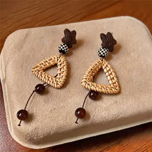 Boucles d'oreilles pendantes triangle tressé rétro avec accents d'étoiles