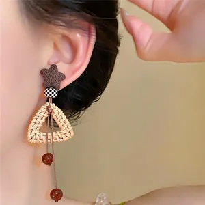 Boucles d'oreilles vintage avec pendentif triangle tissé, étoile et perle.