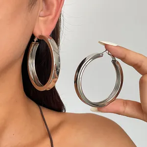 Europäisch Amerikanischer Kühler Stil Metall Glatte Runde Geometrische Kreolen Mit Silber Ohrringpfosten Gold Silber Mode Schmuck Für Damen
