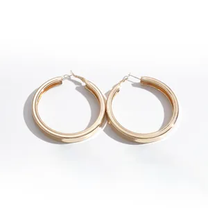 Elegante minimalistische große goldene Kreolen mit glattem und glänzendem Hochglanz-Finish