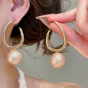 Nahaufnahme eleganter französischer Vintage-Goldreifenohrringe mit großen Perlen