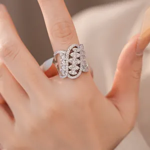 Detailansicht eines geometrischen ovalen offenen Rings mit funkelnden weißen Zirkonia-Steinen