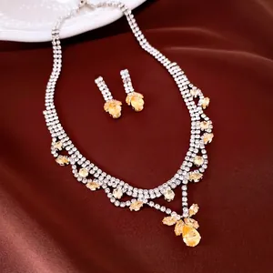 Elegante zilverkleurige zirkonia waterdruppel ketting en oorbellen set voor avondjurken