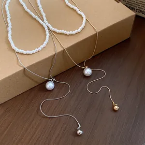 Vue détaillée de l'ensemble collier de perles et chaîne serpent de style luxe français