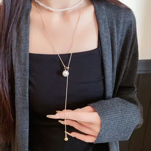 Gros plan détaillé d'un ensemble de colliers de perles de style français élégant sur modèle