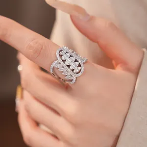 Detaillierte Makroaufnahme eines luxuriösen geometrischen Zirkonia-Rings an einer Hand