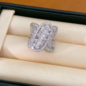 Detailansicht eines silberfarbenen offenen Rings mit geometrischen Zirkonia-Verzierungen
