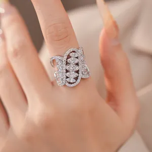 Nahaufnahme eines silberfarbenen ovalen Rings mit funkelnden weißen Zirkonia-Steinen im Detail