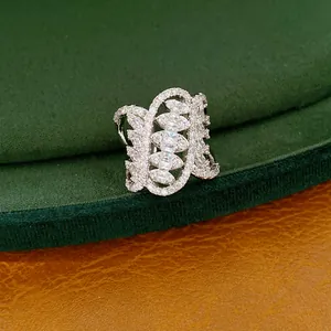 Detailansicht eines silberfarbenen geometrischen Rings mit funkelnden Zirkoniasteinen