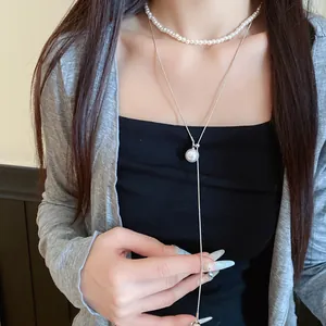 Détail d'un ensemble de colliers de perles de style français avec ras-du-cou et pendentif en Y