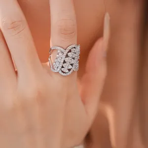 Nahaufnahme eines geometrisch geschwungenen ovalen Rings mit Zirkonia