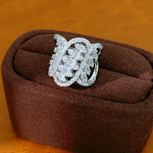 Detailansicht eines silbernen, geometrisch gedrehten, ovalen Rings mit Zirkonia-Besatz