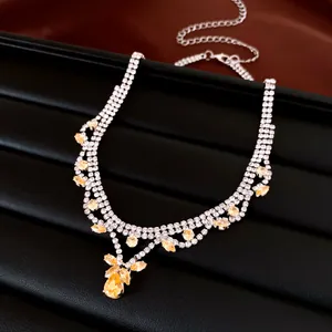 Elegante Detailaufnahme der Halskette mit champagnerfarbenem Zirkonia und Kristallen
