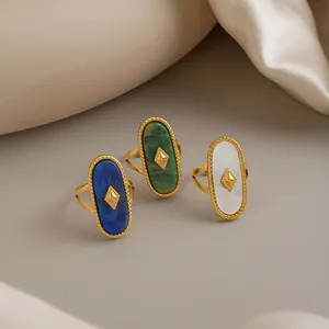 Nahaufnahme von Vintage-Ringen mit ovalen Natursteinen in Blau, Grün und Weiß Finish