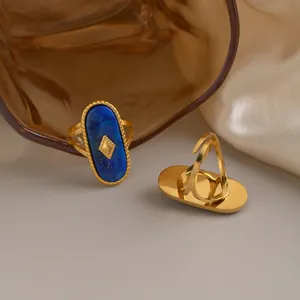 Detailansicht eines vintage 18K vergoldeten Edelstahlrings mit ovalem blauem Naturstein