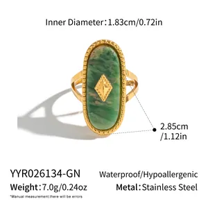 Detailansicht der Abmessungen des Vintage-Rings mit grünem Stein und Edelstahlband
