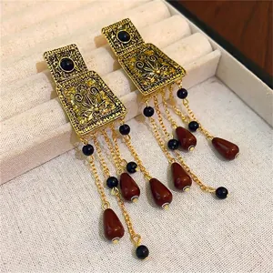 Vintage Ethno-Ohrringe mit goldenen Quasten und braunen Tropfenperlen in Schmuckbox
