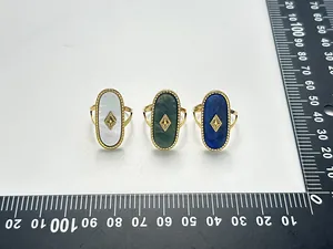 Detaillierte Messansicht von Vintage-Ringen mit ovalen Natursteinen in Weiß, Grün und Blau