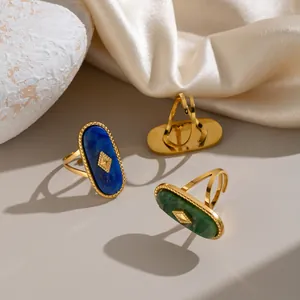 Detailansicht von vergoldeten Vintage-Ringen mit blauen und grünen Steinen.
