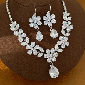Nahaufnahme des Zirkon-Schmucksets mit Blumen- und Tropfen-Halskette und Ohrringen