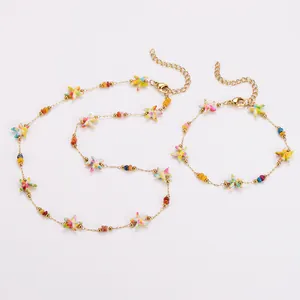 Detailansicht der Meeres-Serie Edelstahl Halskette und Armband mit bunten Seesternen und Perlen