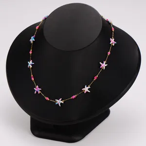Elegante Edelstahl-Halskette mit bunten Seesternen und niedlichen rosa runden Perlen