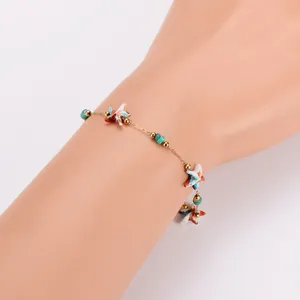Detailansicht des farbenfrohen Seestern- und Türkisperlen-Armbands aus Edelstahl am Handgelenk