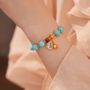 Detailansicht des Retro-Harzperlenarmbands mit funkelndem Zirkon-Kürbis-Anhänger