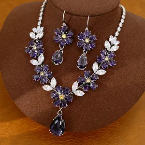 Detailansicht eines luxuriösen Vintage-Schmucksets mit lila CZ-Blumen und Tropfen