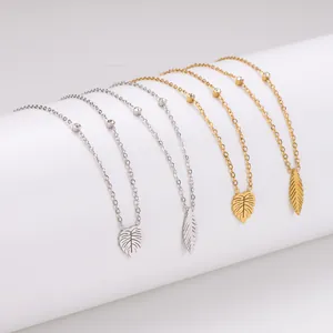 Detail van roestvrijstalen bladkettingen met kristallen in goud en zilver finish.