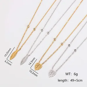 Detail van roestvrijstalen bladhangers met 18K gouden plating en kristallen