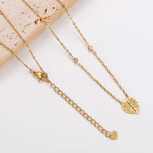 Detail van 18K vergulde roestvrijstalen ketting met hol blad en fonkelende strass