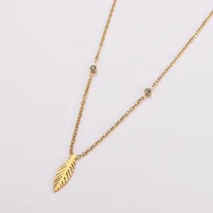 Detailweergave van de 18K vergulde roestvrijstalen ketting met holle blad hanger
