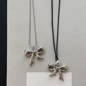 Elegante Koreaanse halskettingen met strikhanger, zilveren slangenketting en zwart leren koord
