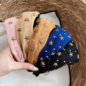 Diademas anchas de tela en varios colores con estrellas doradas y tachuelas decorativas