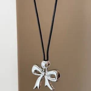 Elegante zilveren strik hanger ketting met zwart lederen koord Koreaanse stijl ontwerp