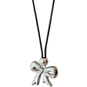 Minimalistische zilveren strik hanger ketting met zwart leren koord in Koreaanse stijl.