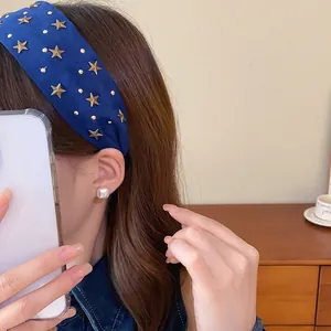 Diadema ancha de tela azul con estrellas doradas para efecto de volumen alto