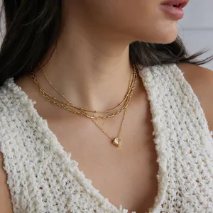 Detailansicht der dreilagigen 18k vergoldeten Edelstahlkette mit Zirkon-Anhänger