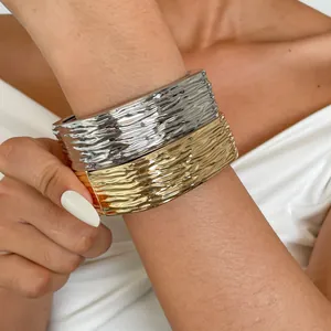 Vintage Geometrische Vierkante Armring Met Gerimpelde Textuur Voor Dames Metaallegering Gegalvaniseerde Brede Manchet Sieraden