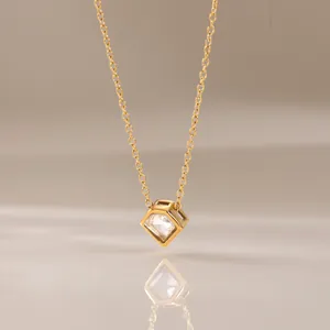 Elegante Halskette aus 18 Karat vergoldetem Edelstahl mit geometrischem Zirkon-Anhänger