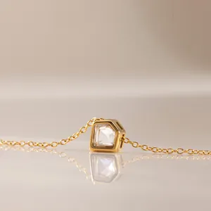 Detailansicht eines geometrischen Zirkon-Anhängers an einer 18k vergoldeten Edelstahlkette