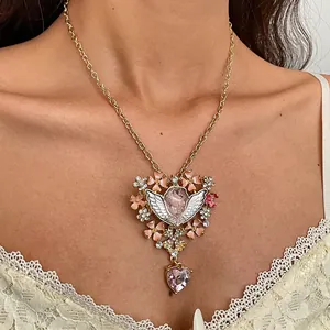 Prachtige vintage engel hart ketting met hars bloemen en roze kristal detail, goud