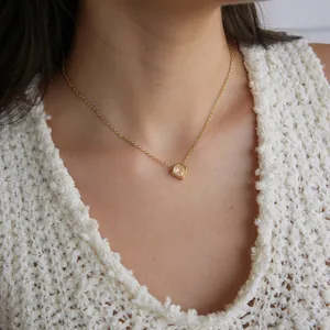 Nahaufnahme einer eleganten 18k vergoldeten Edelstahlkette mit geometrischem Zirkonia-Anhänger