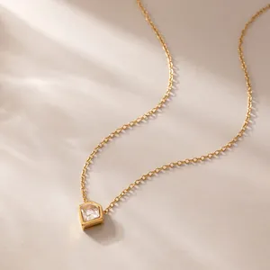 Detailansicht einer 18k vergoldeten Halskette mit geometrischem Zirkonia-Anhänger.
