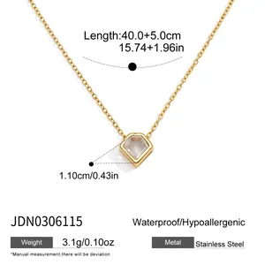 Detailansicht eines geometrischen Zirkonia-Anhängers an einer vergoldeten Kette